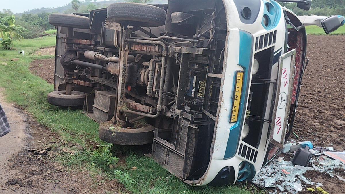 Ten T.N. schoolchildren injured after mini van overturns near Arani town