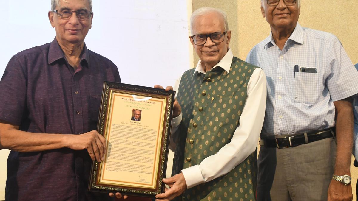 Veteran journalist S.R. Madhu presented with lifetime achievement award