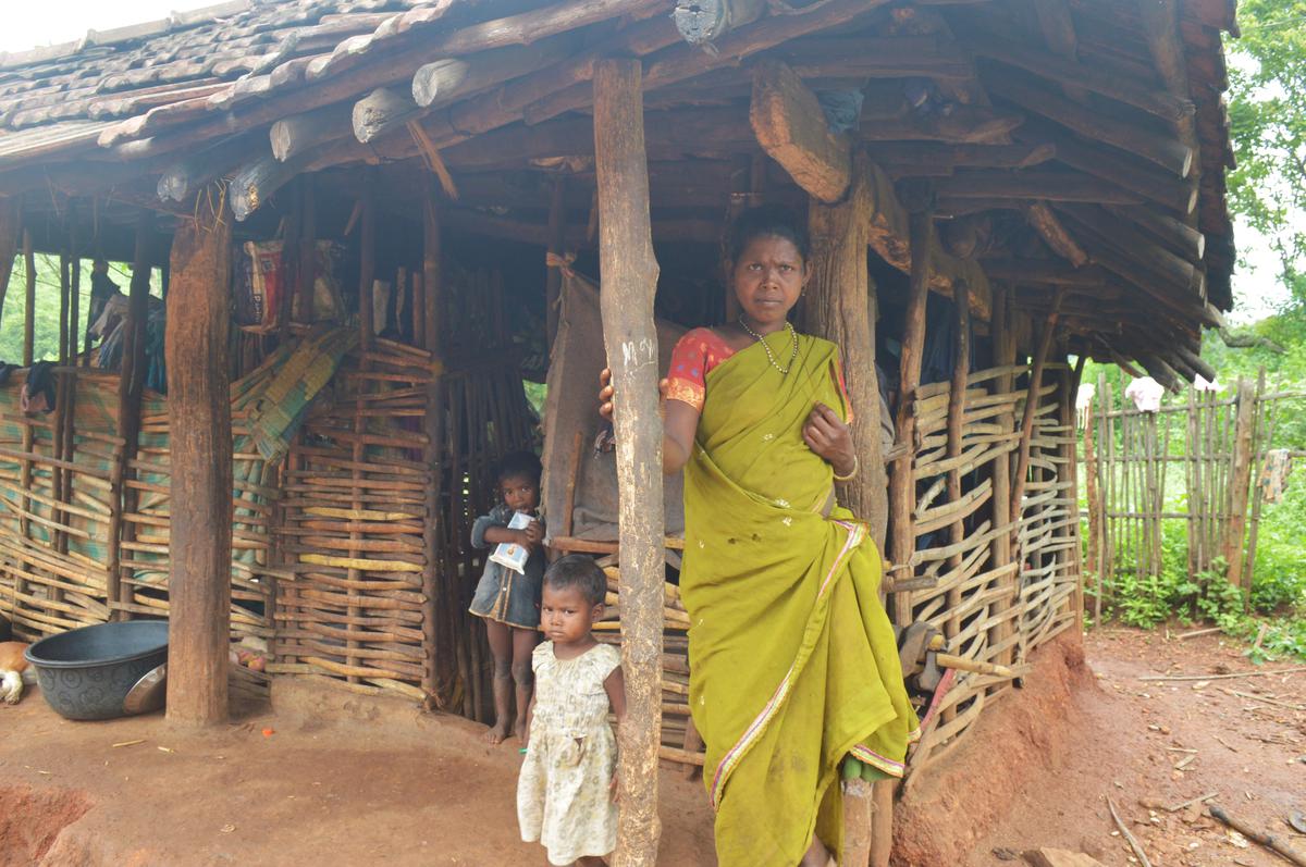 Sadala Mangamma, femme de la tribu Konda Reddi, avec ses enfants dans le village de Munta Mamidi, dans le district d'Alluri Sitarama Raju. 