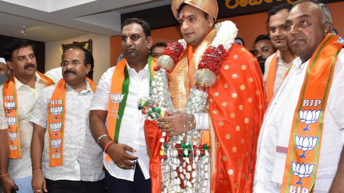 Mysuru royal family returns to politics after a gap of two decades