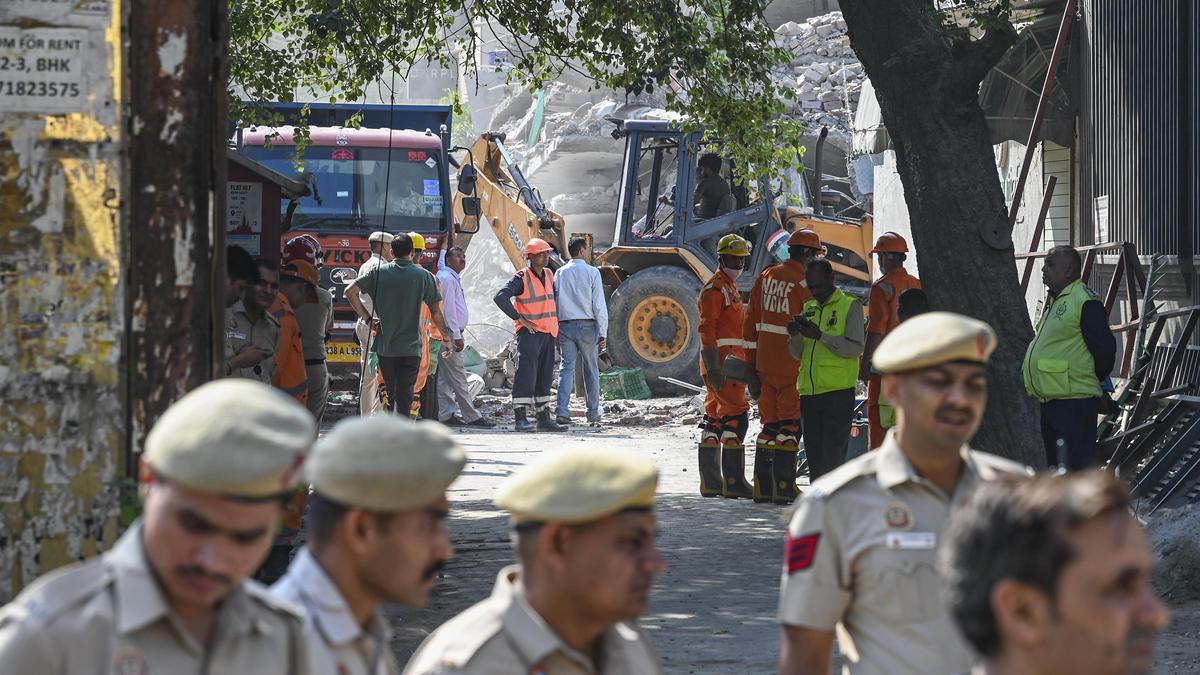 Saket building collapse: One killed, ei