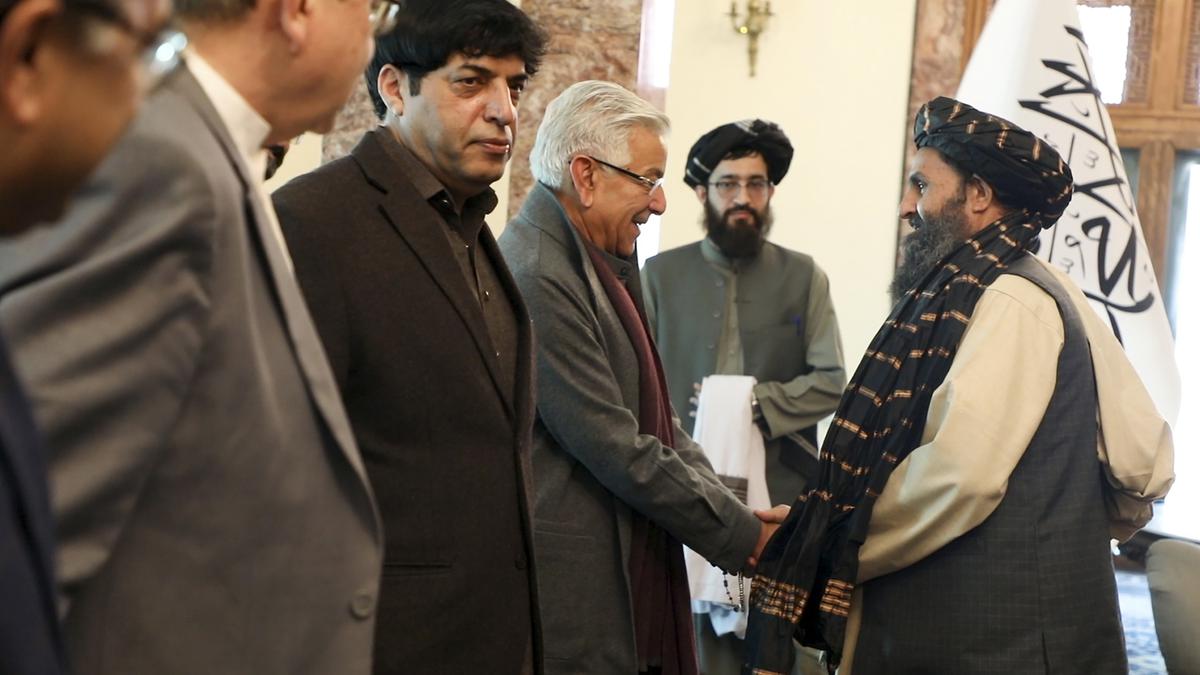 Pakistan Defence Minister in Kabul over shut border crossing