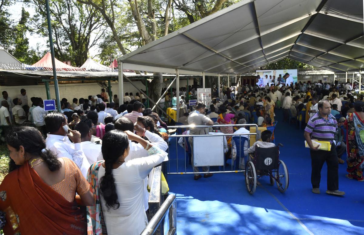 Karnataka CM's Janaspandana attracts hundreds from across Karnataka, 3,812  requests and grievances heard - 