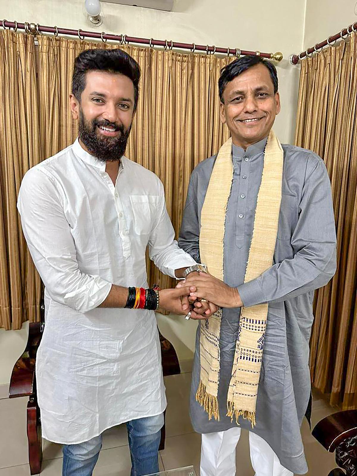 JP नड्डा का चिराग पासवान को न्यौता, गठबंधन की बैठक में... JP Nadda invites Chirag Paswan to the alliance meeting...