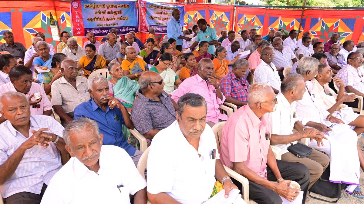 Retired school, college teachers stage dharna