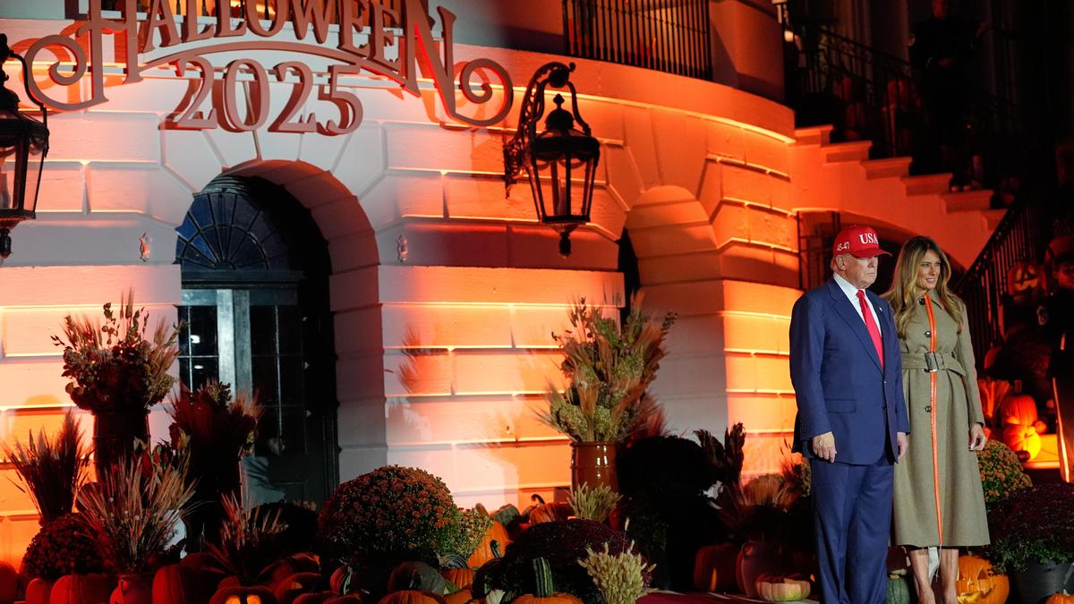 शटडाउन के बीच ट्रम्प ने सुपरहीरो, राष्ट्रपति के हमशक्लों के साथ व्हाइट हाउस में हेलोवीन पार्टी की मेजबानी की शटडाउन के बीच ट्रम्प ने सुपरहीरो, राष्ट्रपति के हमशक्लों के साथ व्हाइट हाउस में हेलोवीन पार्टी की मेजबानी की