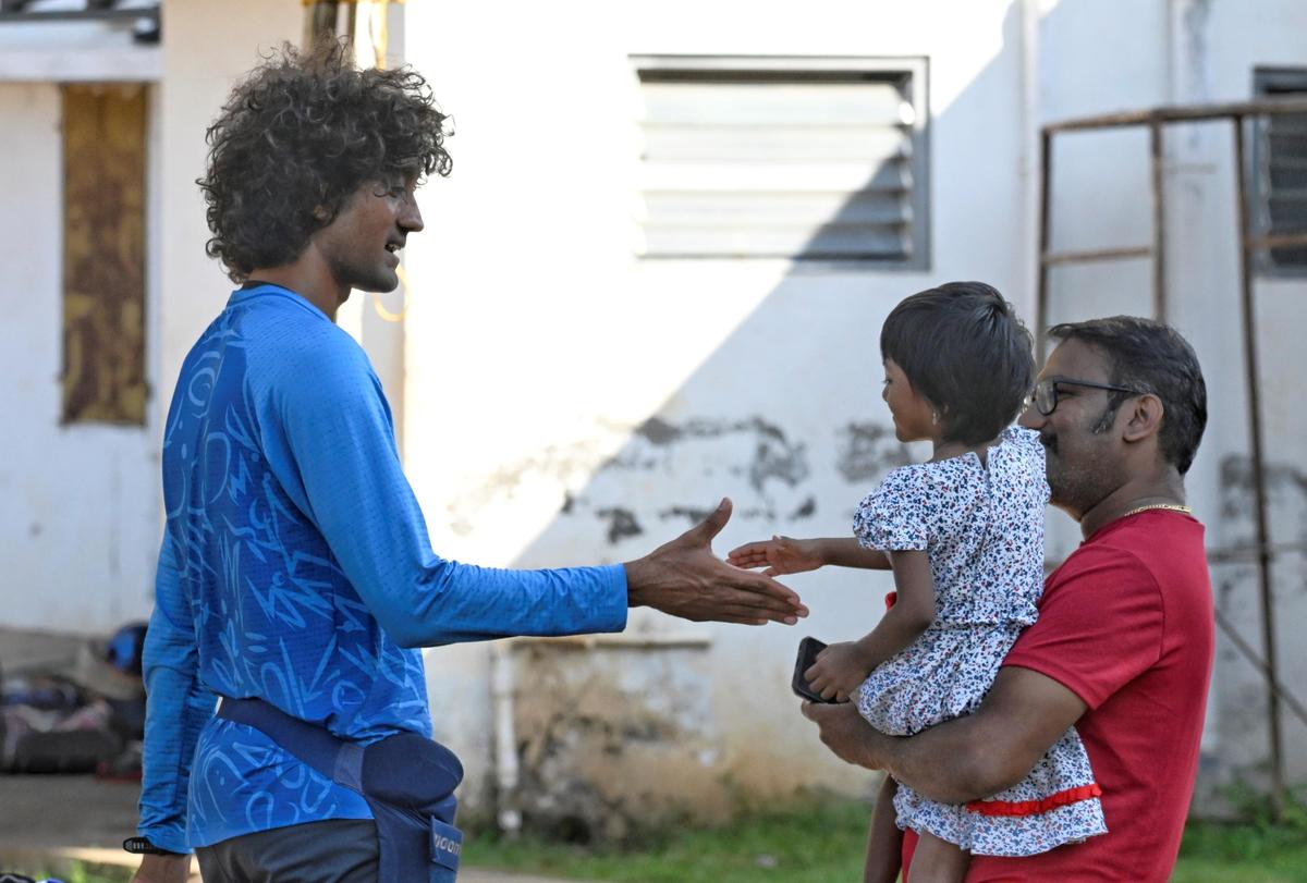 Pemain bowler Tamil Nadu Sai Kishore menyapa penggemar kecilnya selama sesi latihan di Coimbatore pada hari Jumat, menjelang pertandingan Piala Ranji melawan Vidarbha mulai November 