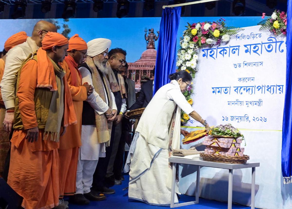 O ministro-chefe de Bengala Ocidental, Mamata Banerjee, durante o lançamento da pedra fundamental do “Templo Mahakal” em Siliguri