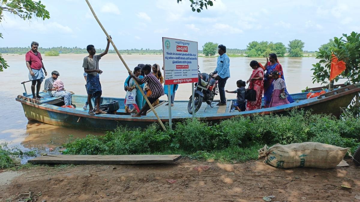 Godavari floodwaters inundate 928 homes in Konaseema