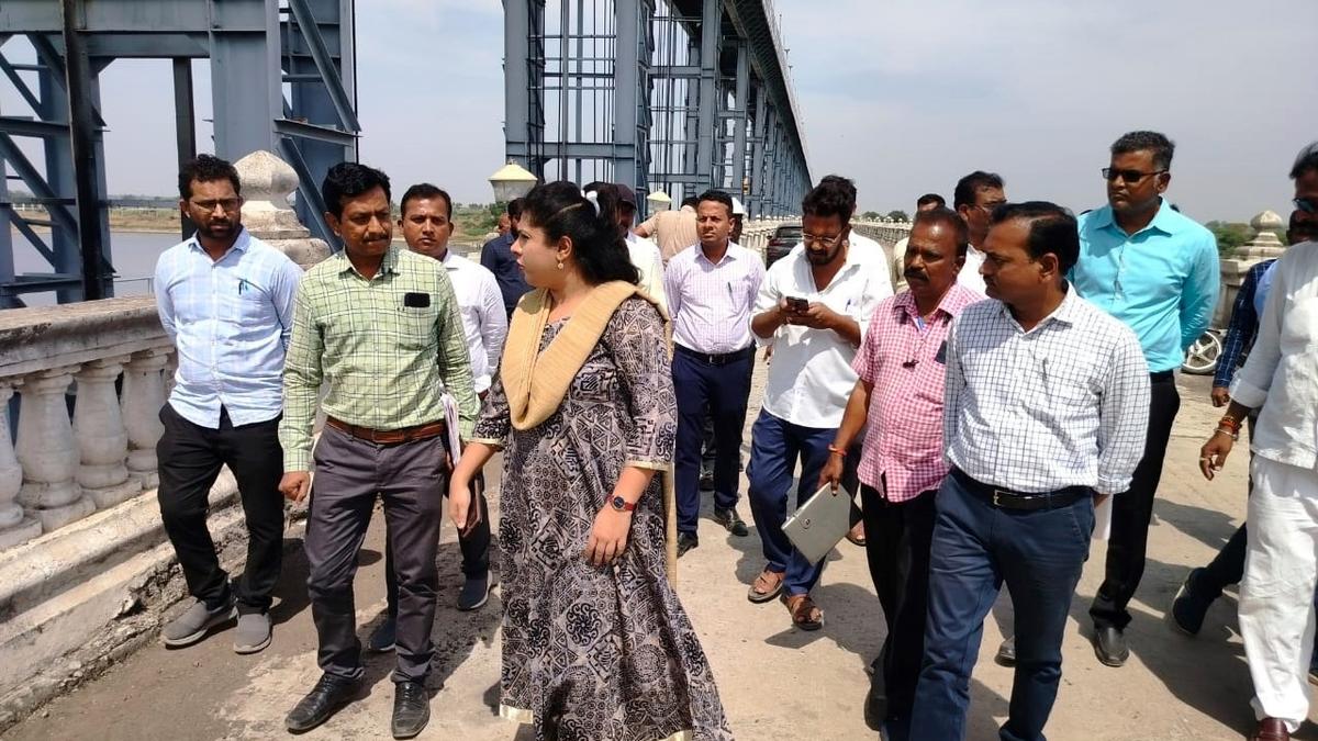 Officer takes stock of water storage at Sonna Barrage in Afzalpur