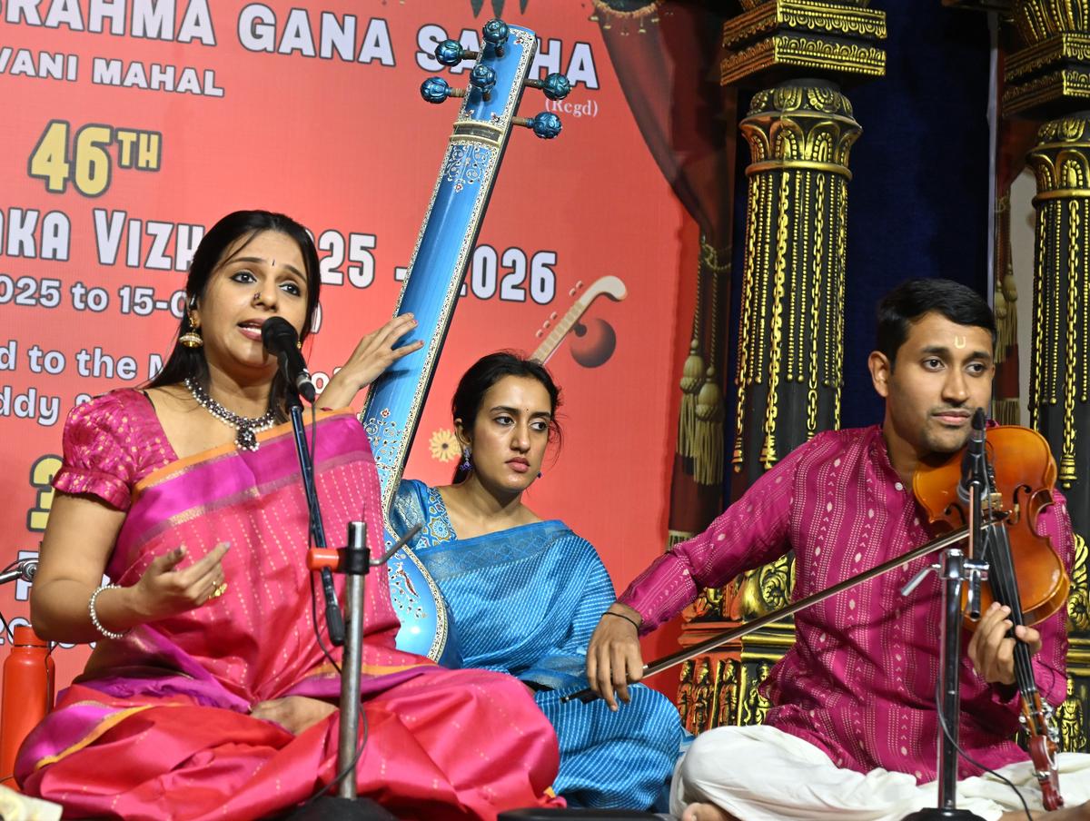 Sriranjani Santhanagopalan with Vittal Rangan on the violin at her concert for Sri Thyaga Brahma Gana Sabha’s 80th annual festival 2025.  