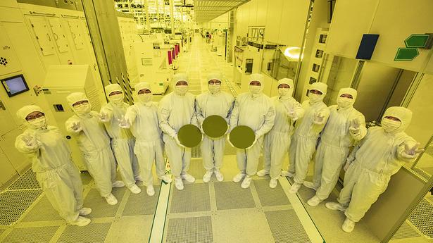 Samsung starts chip production with 3-nanometre technology