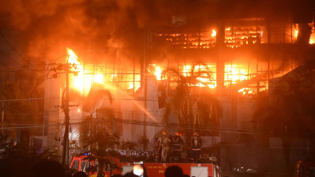 Major fire at textile shop in Kozhikode city - The Hindu