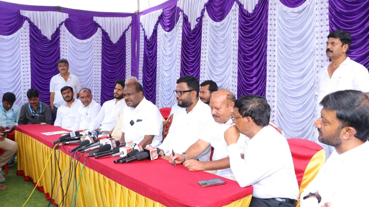 Karnataka govt. raising non-issues to mislead public from real problems, alleges H.D. Kumaraswamy