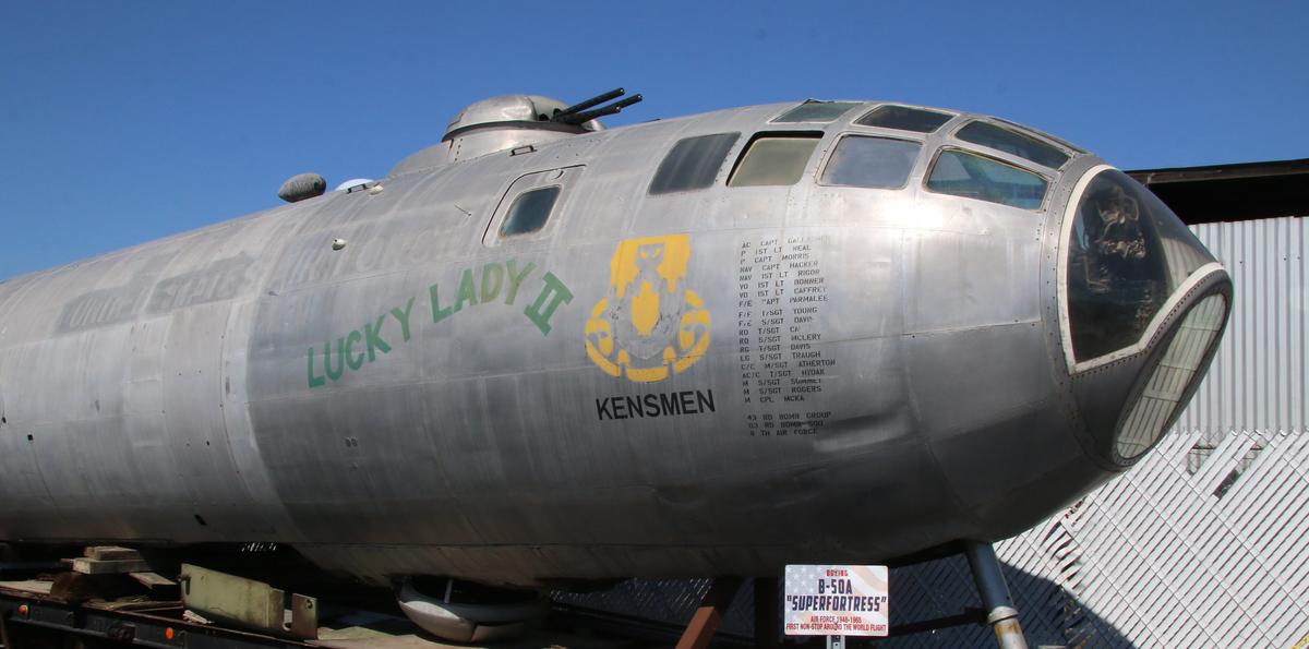 Der Rumpf von Lucky Lady II ist jetzt im Flugzeug des Fame Air Museum in Chino, Kalifornien, ausgestellt. 