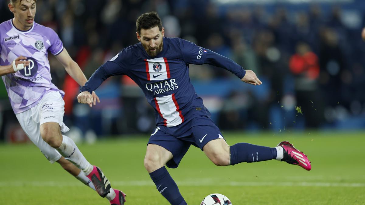 Ligue 1 2022/23 | Messi's goal helps French leader PSG beat Toulouse 2-1