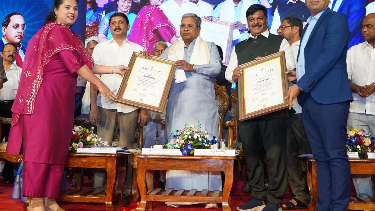 Kalaburagi collects award for contribution to human chain formation on Democracy Day