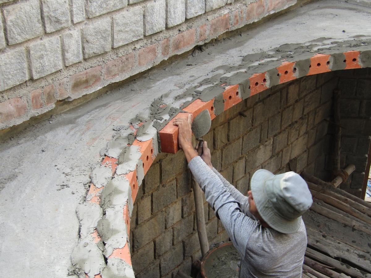 Thick and rich cement mortar help in bonding bricks together. Perforated bricks create a better joint connection between bricks.