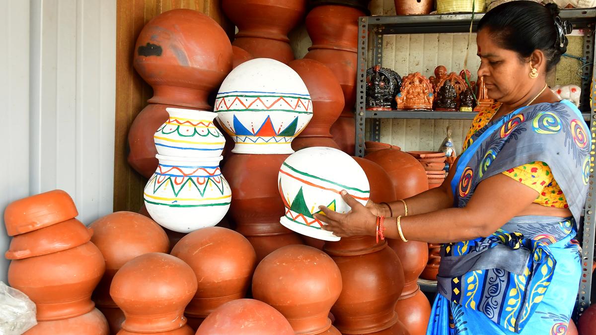 Clay pot vendors, makers see good business on Pongal eve The Hindu