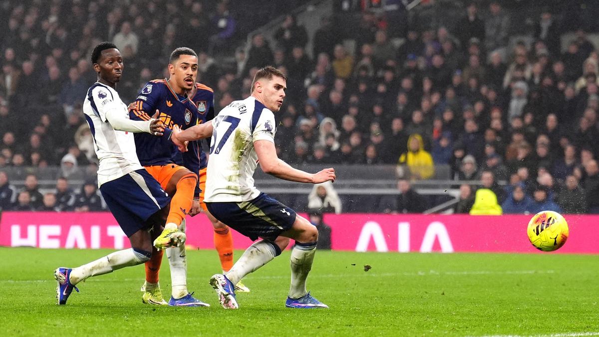 Liga Premier: Tottenham semakin dekat ke zona degradasi; Chelsea ditahan di kandang sendiri oleh Leeds