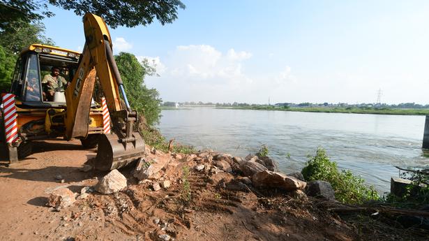 WRD reinforces bund along Cauvery at Moolathoppu after a portion of retaining wall caves in