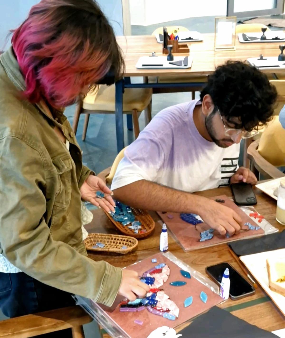 Entusiastas da arte no Ignite Cafe