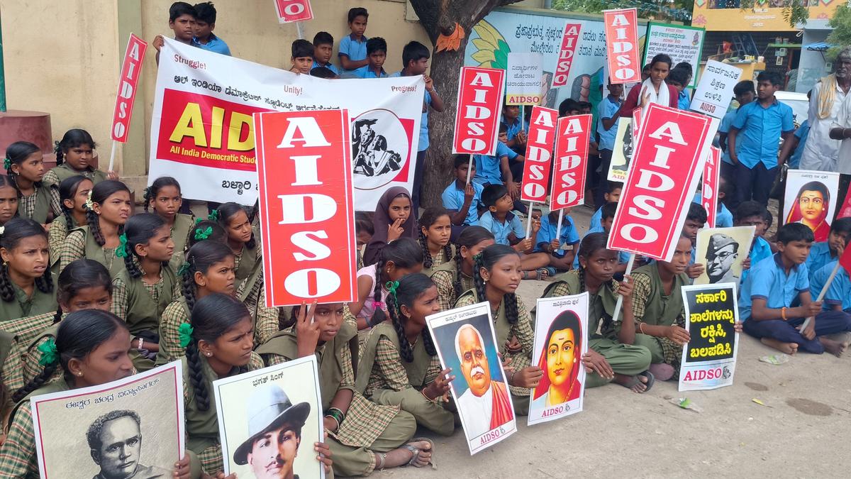 Protest against lack of infrastructure at govt. school in Ballari district