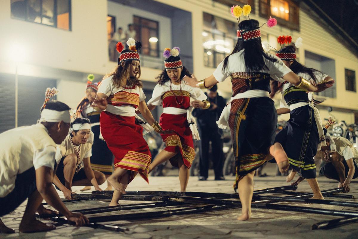 नागालैंड में बांस नृत्य नागालैंड में बांस नृत्य