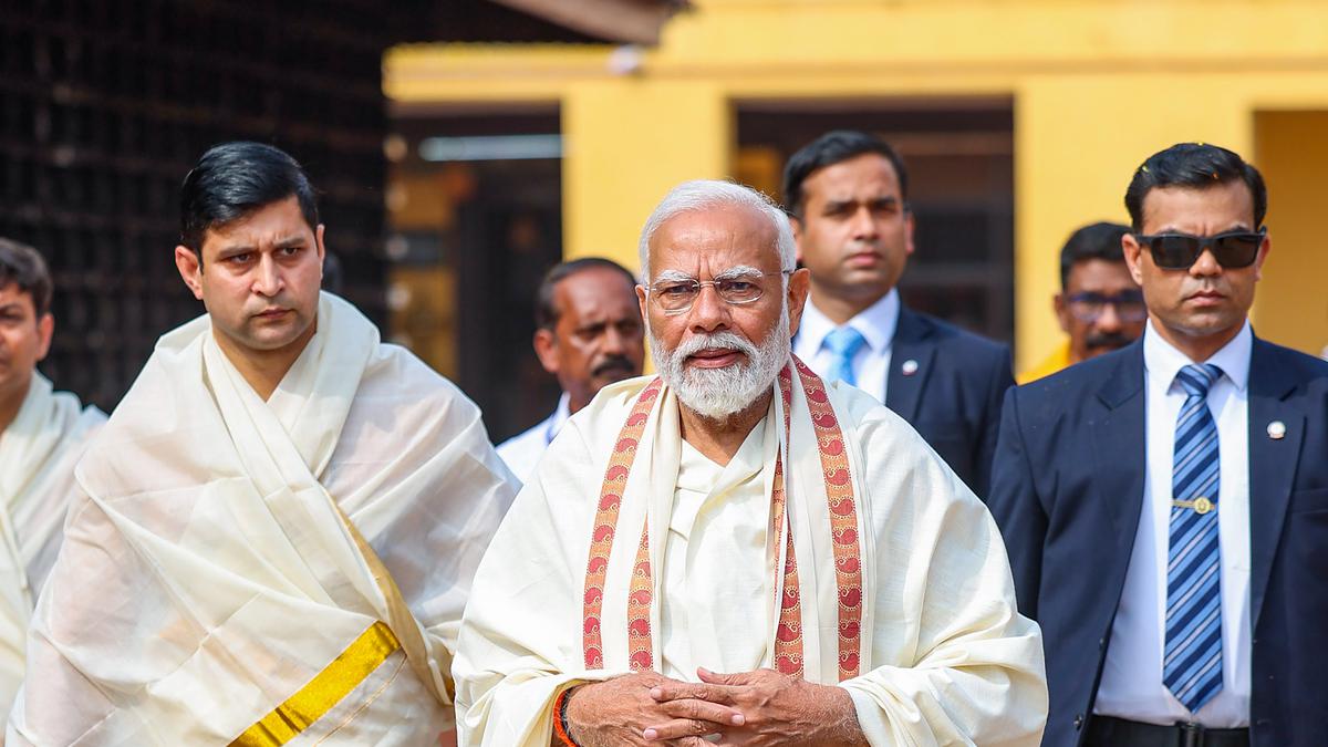 PM Modi visits Thriprayar Sree Ramaswami Temple in Thrissur