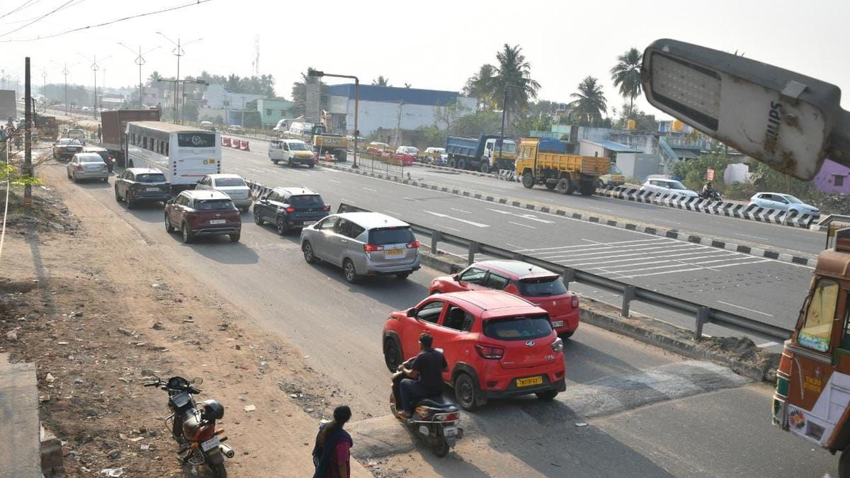 Two accidents on Chennai-Bengaluru Highway in Vellore hold up traffic for over two hours