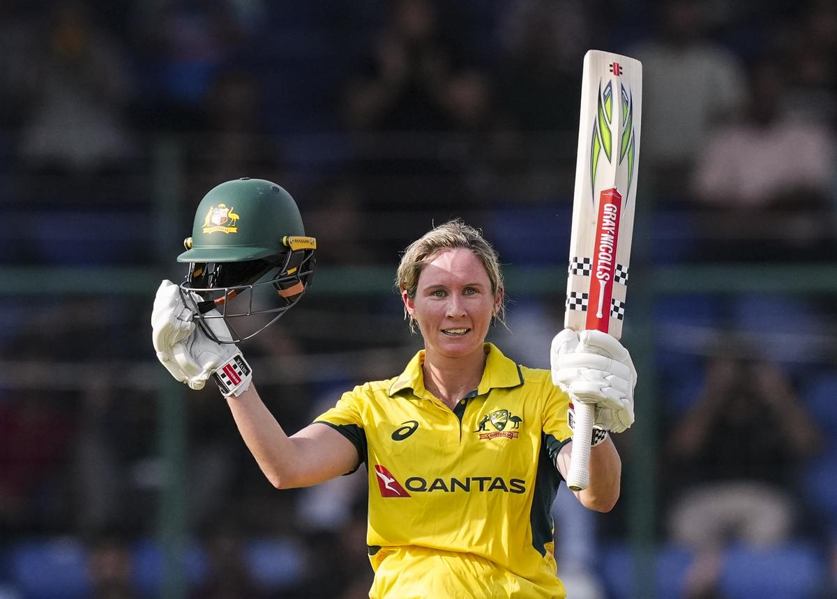 Beth Mooney de Australia celebra su siglo durante el tercer partido de cricket ODI contra las mujeres indias en Nueva Delhi el 20 de septiembre de 2025.