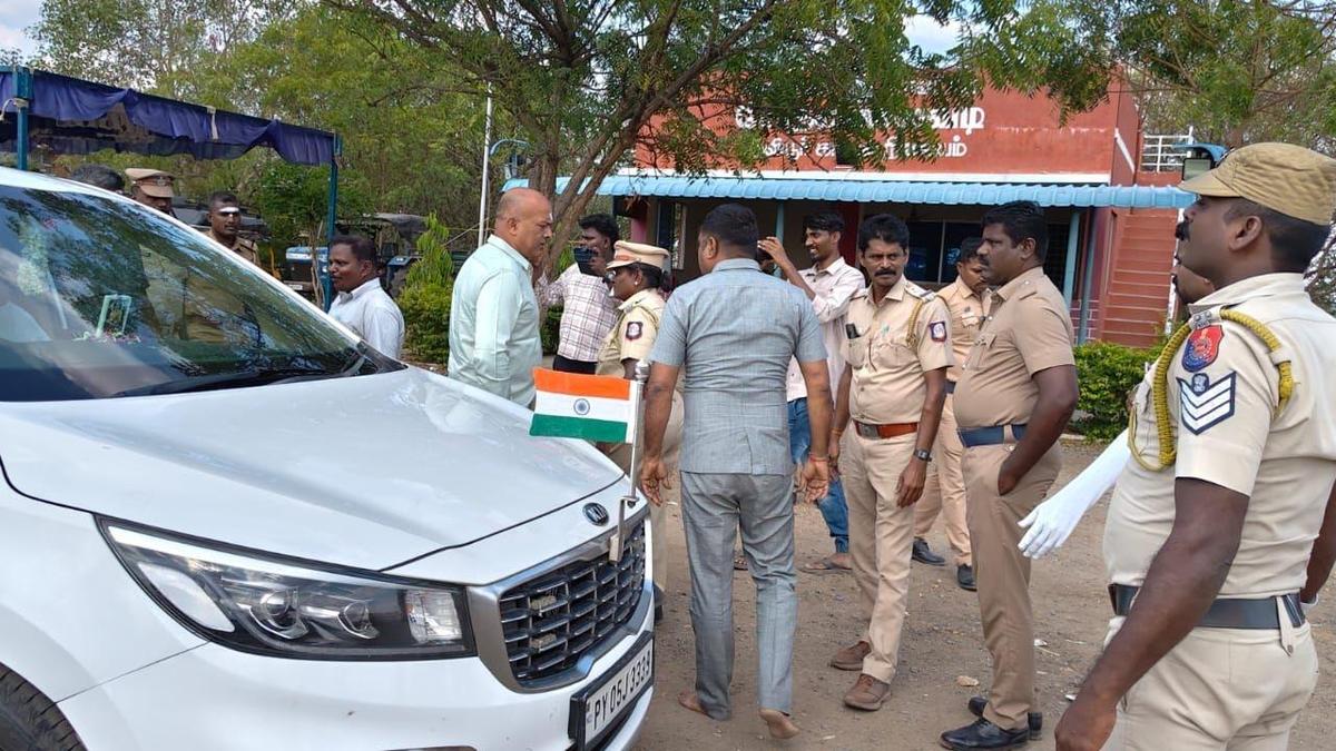 Puducherry CM Rangasamy&rsquo;s convoy checked by Static Surveillance Team near Aruppukottai