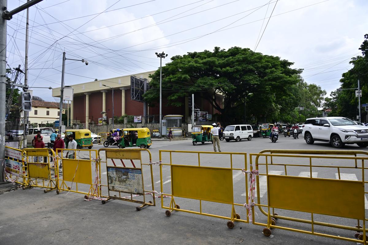 Traffic jam around Museum road, Residency Road, Hosur road, owing to white-topping work. 