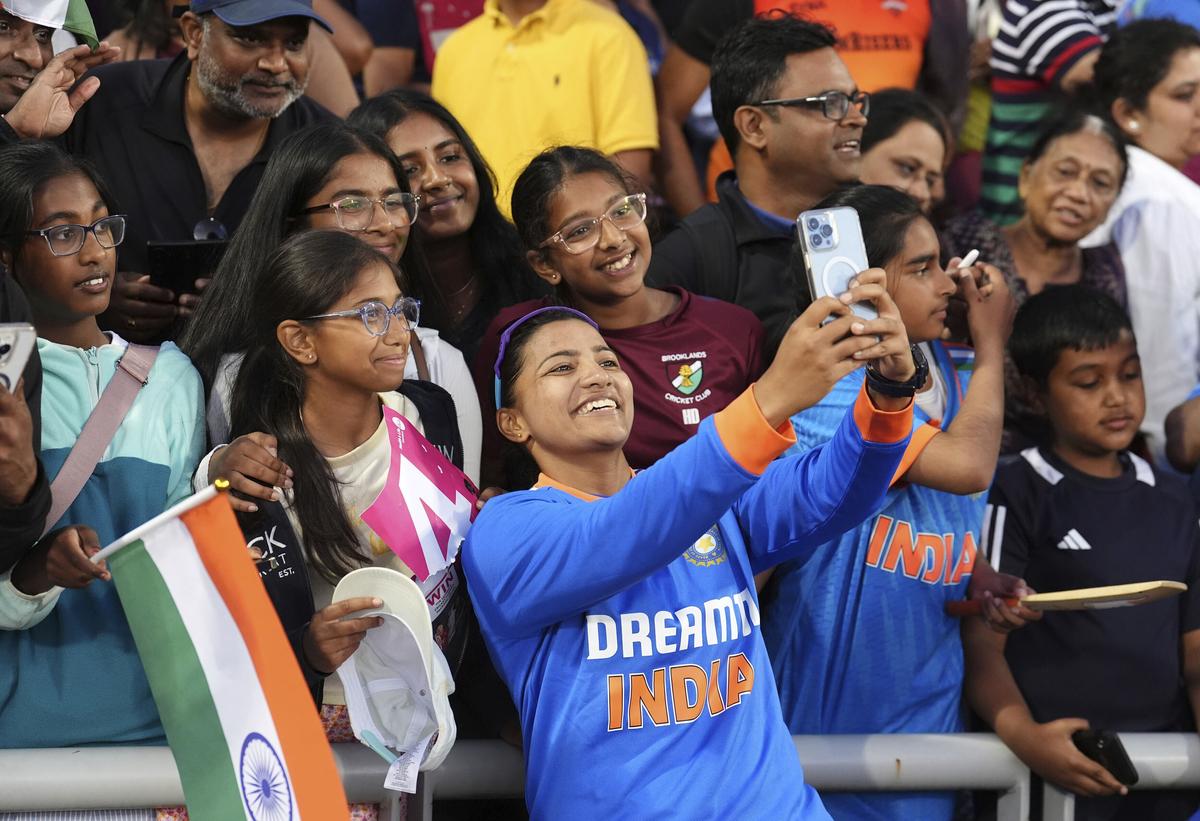 स्नेह राणा 9 जुलाई, 2025 को मैनचेस्टर के ओल्ड ट्रैफर्ड क्रिकेट ग्राउंड में चौथे महिला आईटी 20 के बाद प्रशंसकों के साथ मनाता है स्नेह राणा 9 जुलाई, 2025 को मैनचेस्टर के ओल्ड ट्रैफर्ड क्रिकेट ग्राउंड में चौथे महिला आईटी 20 के बाद प्रशंसकों के साथ मनाता है