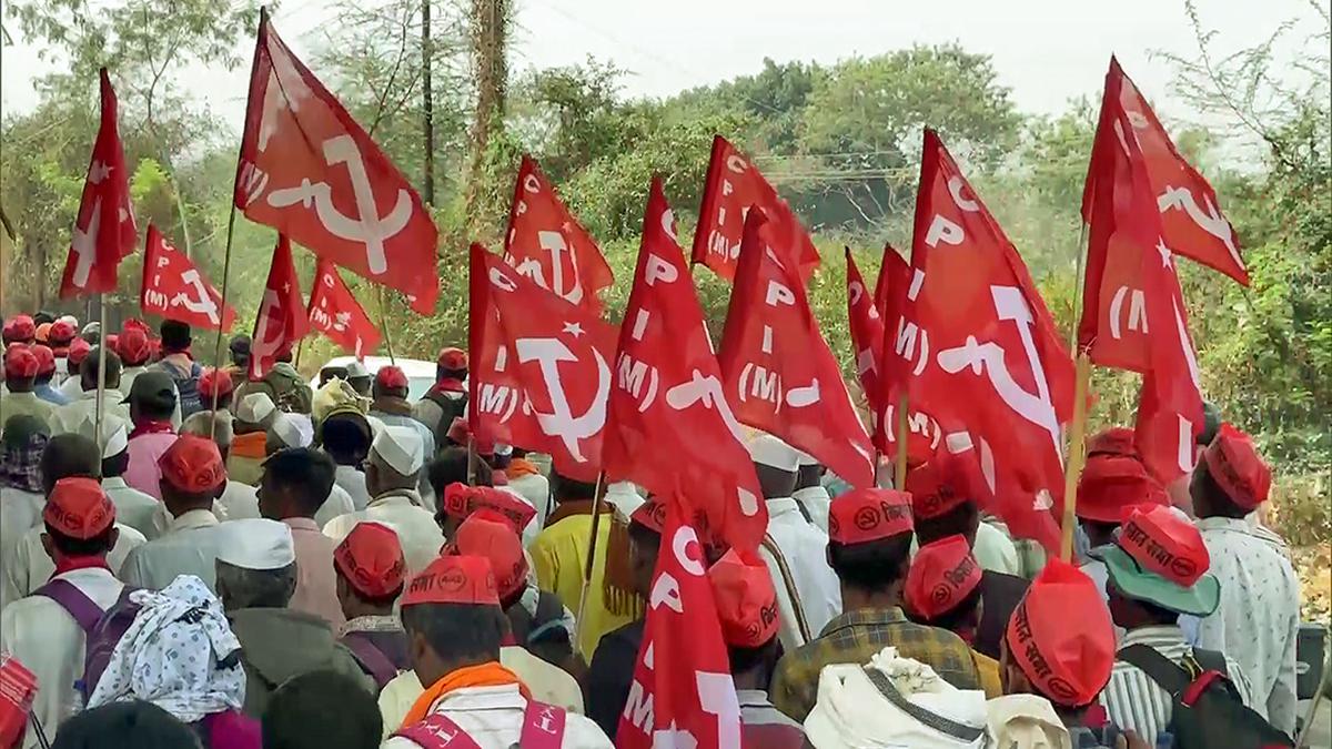 Protesting farmers, tribal people marching towards Mumbai enter Thane district