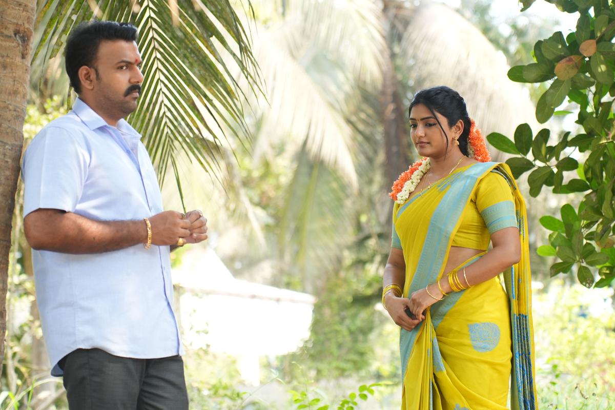 Tharun Bhascker e Eesha Rebba nel film