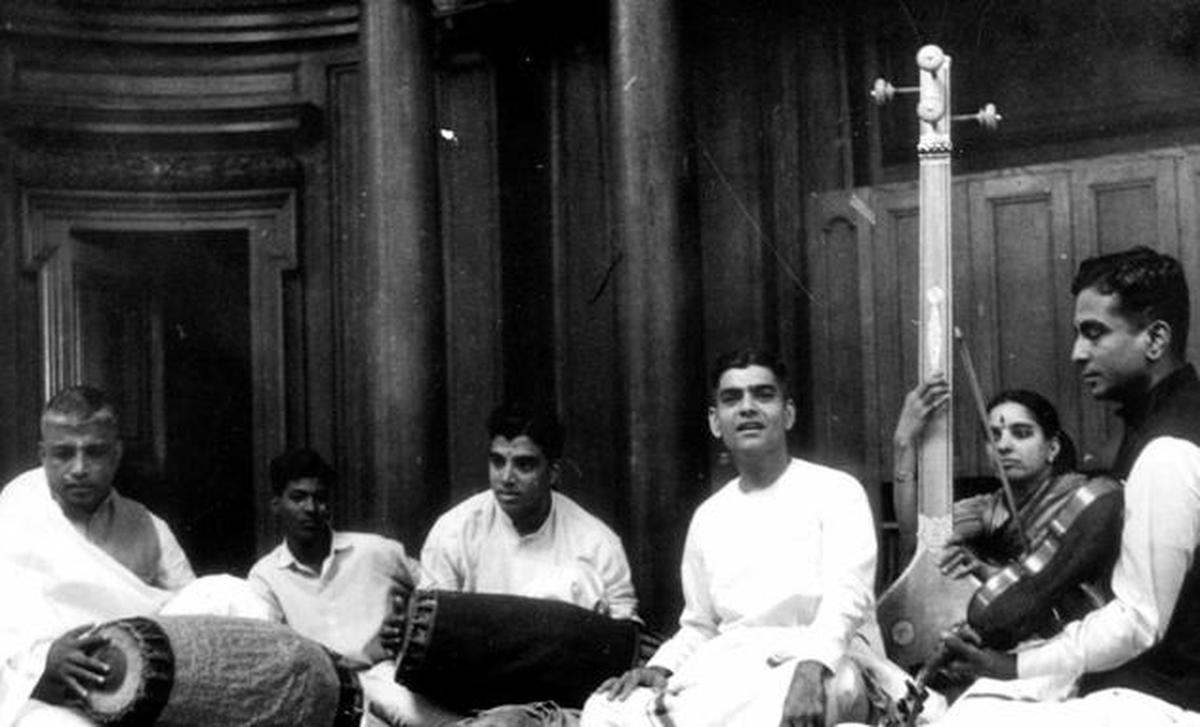 Lalgudi G. Jayaraman (violin) with K.V. Narayanaswamy (centre), T.R. Rajamani (mridangam, left) 