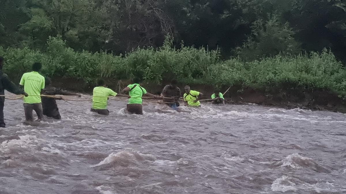 Firemen rescue two persons stranded due to flash flood near Rajapalayam