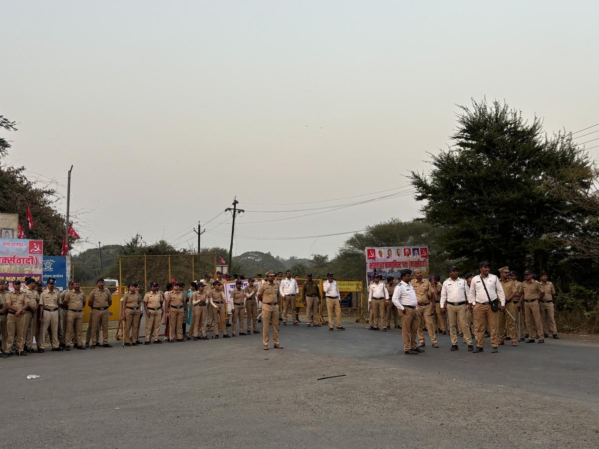 पालघर में पुलिस अधिकारी आदिवासियों के 