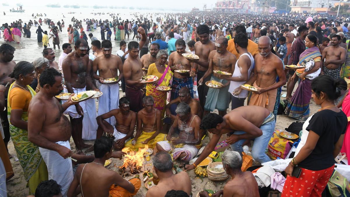 Rameswaram temple sees big turnout of devotees on ‘Adi Ammavasai’