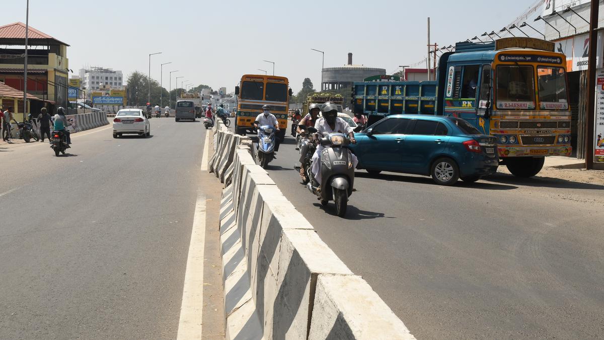 Beware of wrong turn towards Kuruvikkaran Salai Bridge