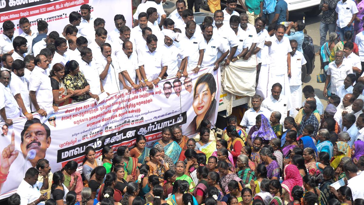 AIADMK cadre protest prevalence of drugs in T.N., condemn DMK’s ‘inaction’