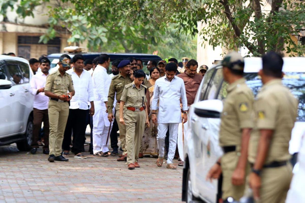 Ballari clash: Case booked against Janardhan Reddy, 10 others in banner row;  heavy security deployed - The Hindu