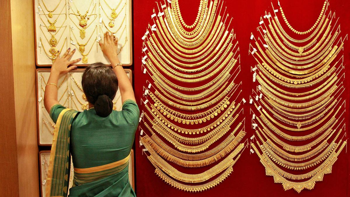 gold falls 250 to 73 700 per 10 grams silver stays flat
