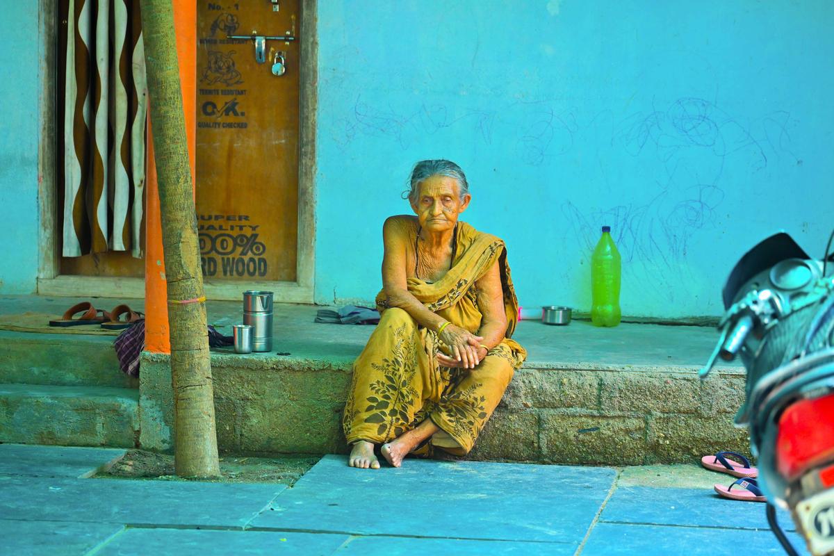 पुनर्वास शिविर 2 में अपने आवास पर एक बांग्लादेशी शरणार्थी।