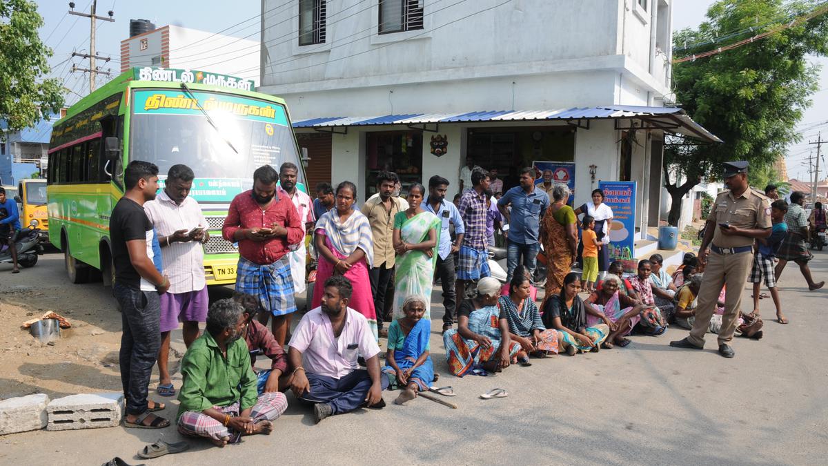 Residents stage road roko against illegal sale of liquor in their locality in Erode