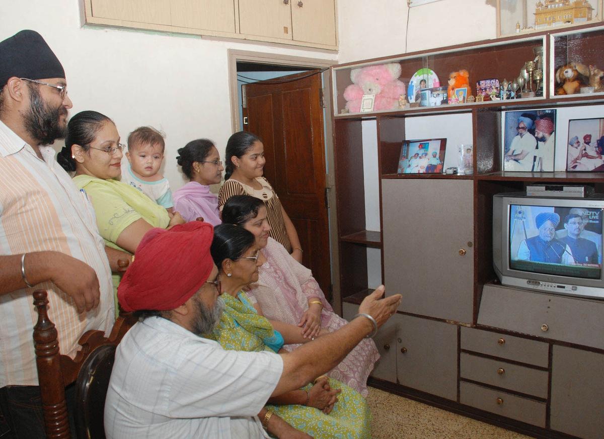 The family of Harnam Singh Kohli watching Manmohan Singh taking the oath of office as the Prime Minister of India, in Hubballi. 