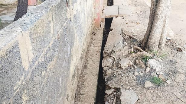 Karumandapam residents demand desilting of open drainages