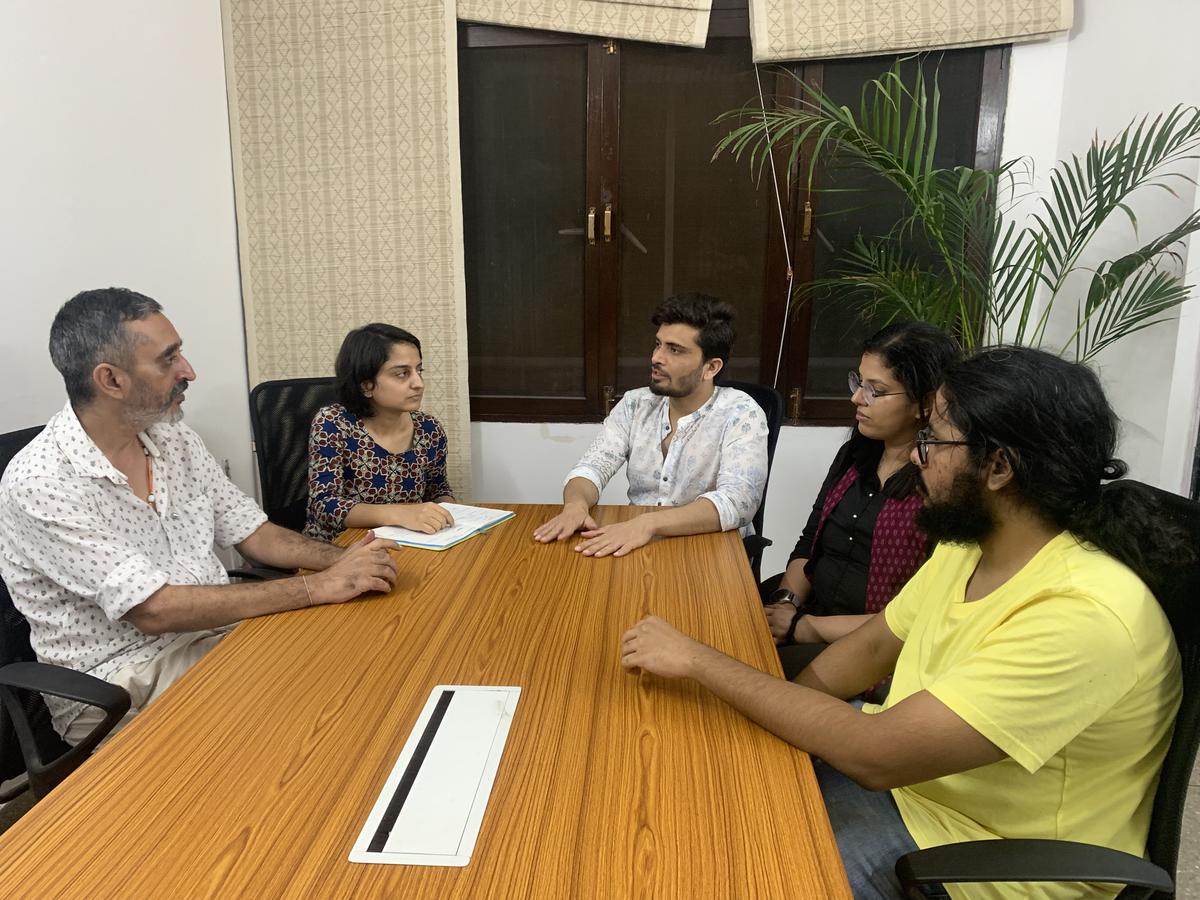 'द रिपोर्टर्स कलेक्टिव' के कुछ सदस्य जिन्होंने 'वॉल ऑफ ग्रीफ' प्रोजेक्ट पर काम किया: (एल से आर) नितिन सेठी, तपस्या, कुमार संभव, हर्षिता मनवानी और श्रीगिरीश जलिहाल।