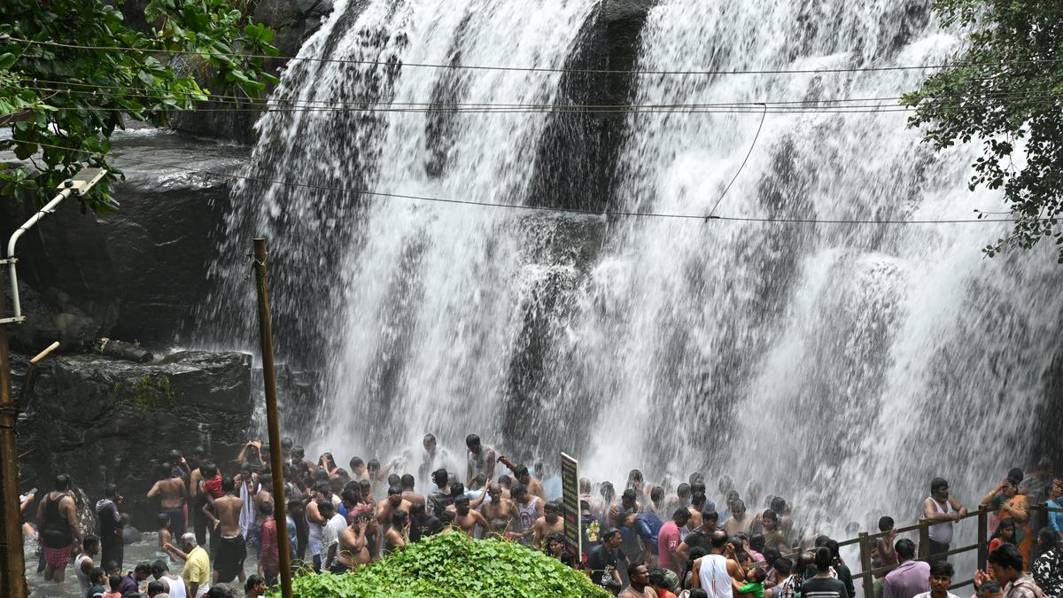 Long weekend sees massive tourist rush to Kanniyakumari